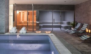 Axel Hotel San Sebastian est un hôtel gay et lesbienne à Saint-Sébastien dans le Pays basque