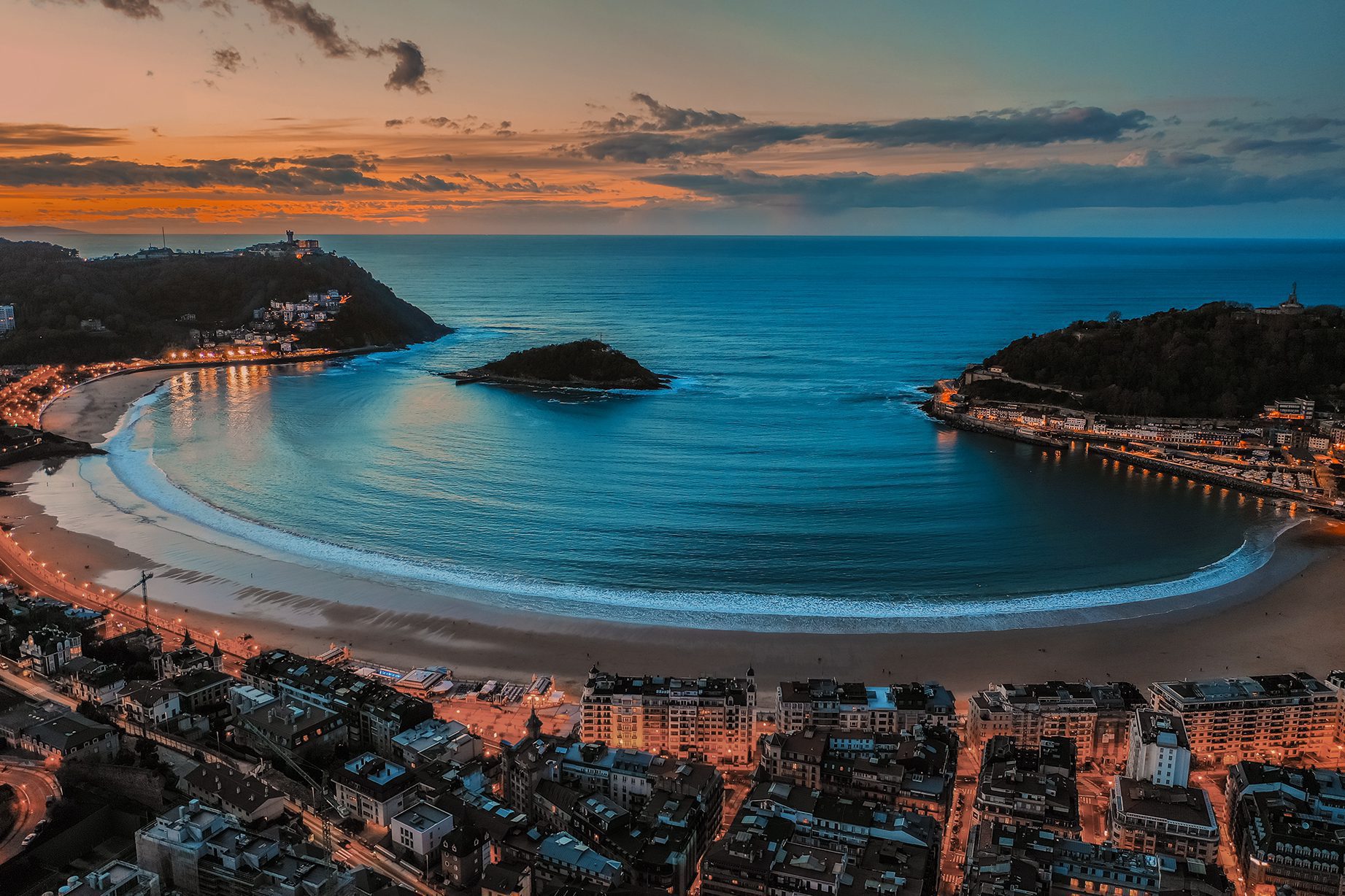 Axel Hotel San Sebastian est un hôtel gay et lesbienne à Saint-Sébastien dans le Pays basque