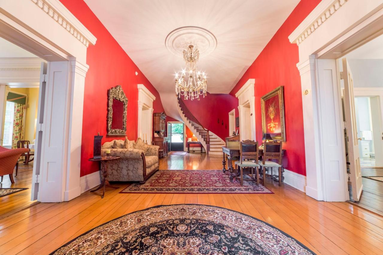 Bourbon Manor Bed & Breakfast Inn est une maison d'hôtes gay friendly à Bardstown dans le Kentucky aux États-Unis