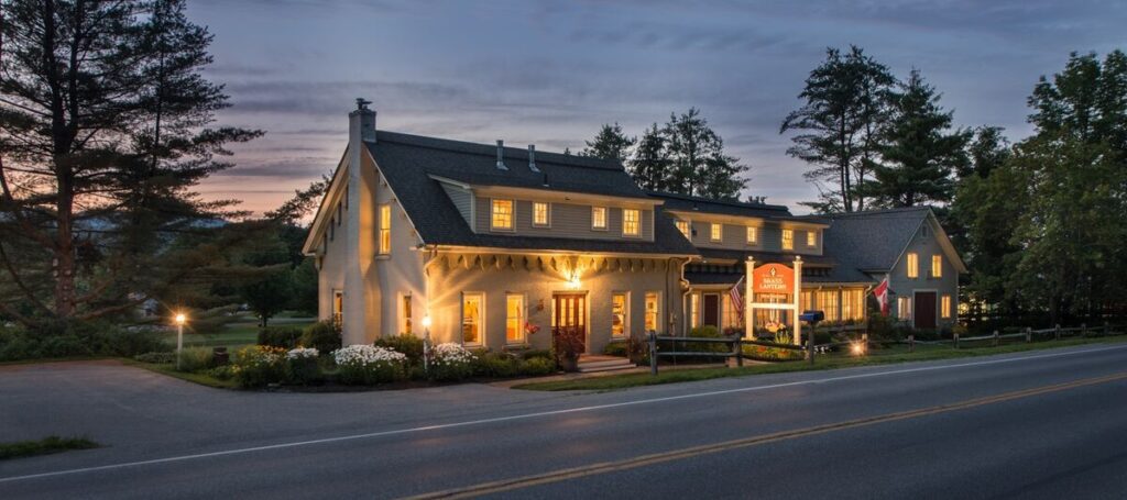 Brass Lantern Inn est une maison d'hôtes gay friendly à Stowe dans le Vermont aux États-Unis