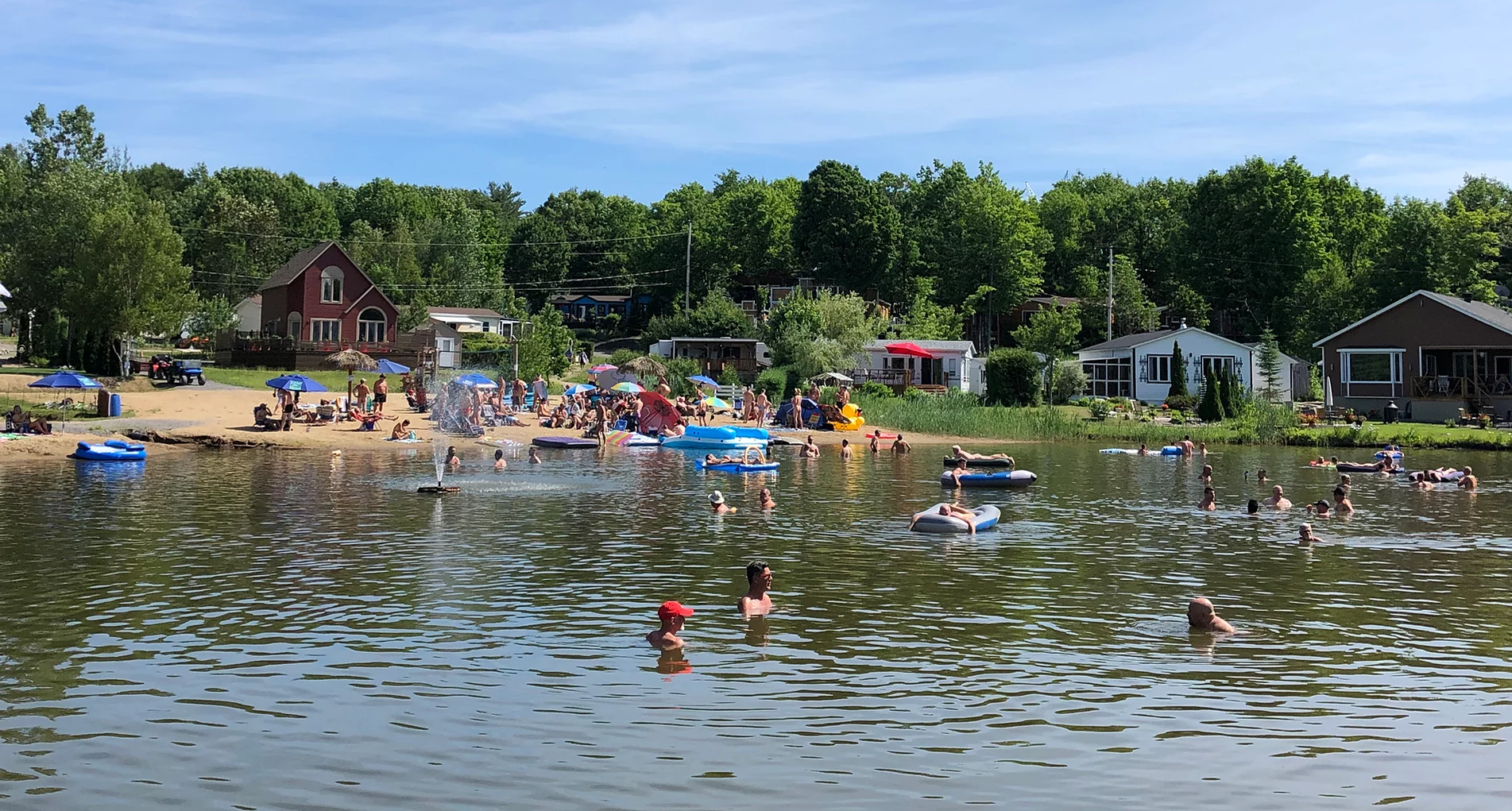 Camping de la Fierté est un camping exclusivement gay à Sainte-Julienne dans Lanaudière au Québec