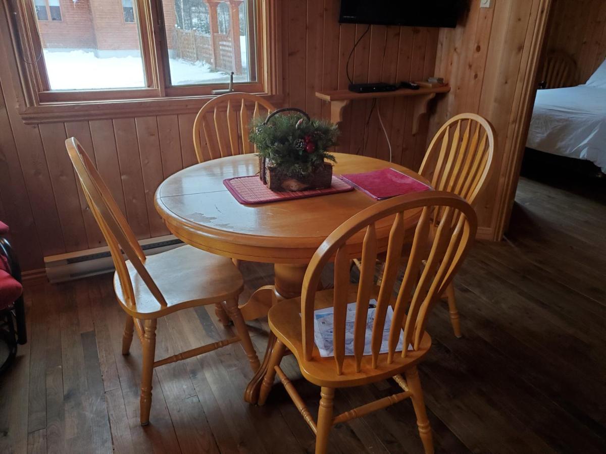 Chalets de l’Anse Ste-Hélène est un chalet gay friendly à Maria en Gaspésie au Québec