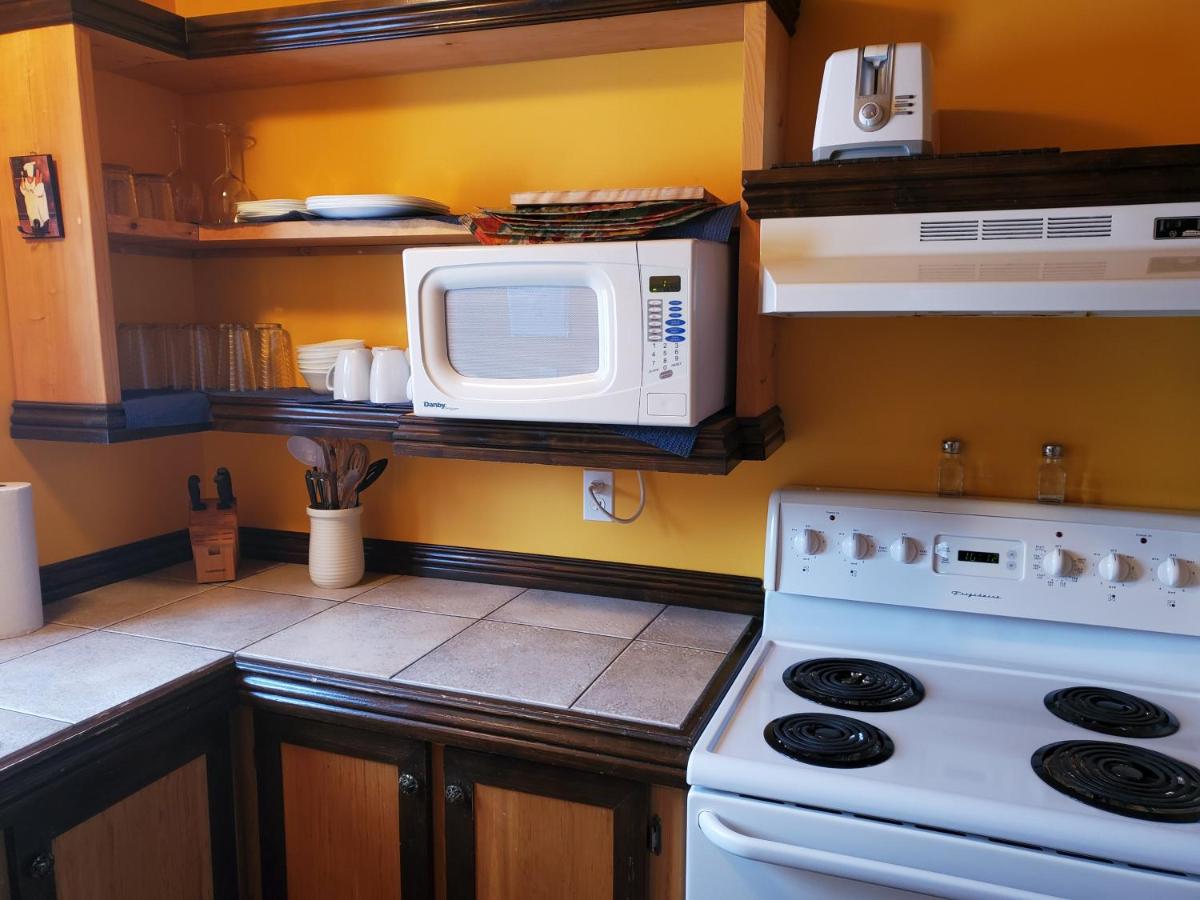 Chalets de l’Anse Ste-Hélène est un chalet gay friendly à Maria en Gaspésie au Québec