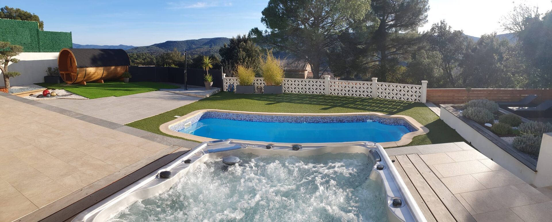 Envie d’un peu de fraîcheur ? Plongez dans votre piscine privée et faites quelques brasses !