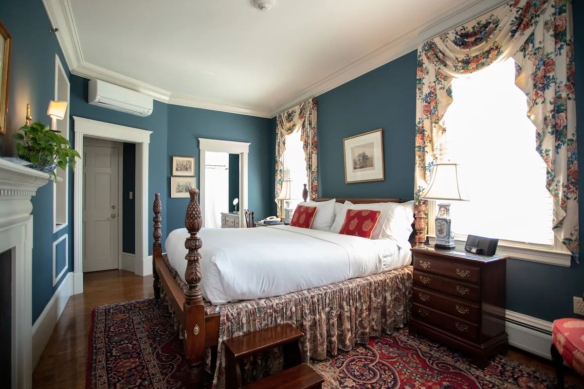 Francis Malbone House est une maison d'hôtes gay friendly à Newport dans le Michigan aux États-Unis