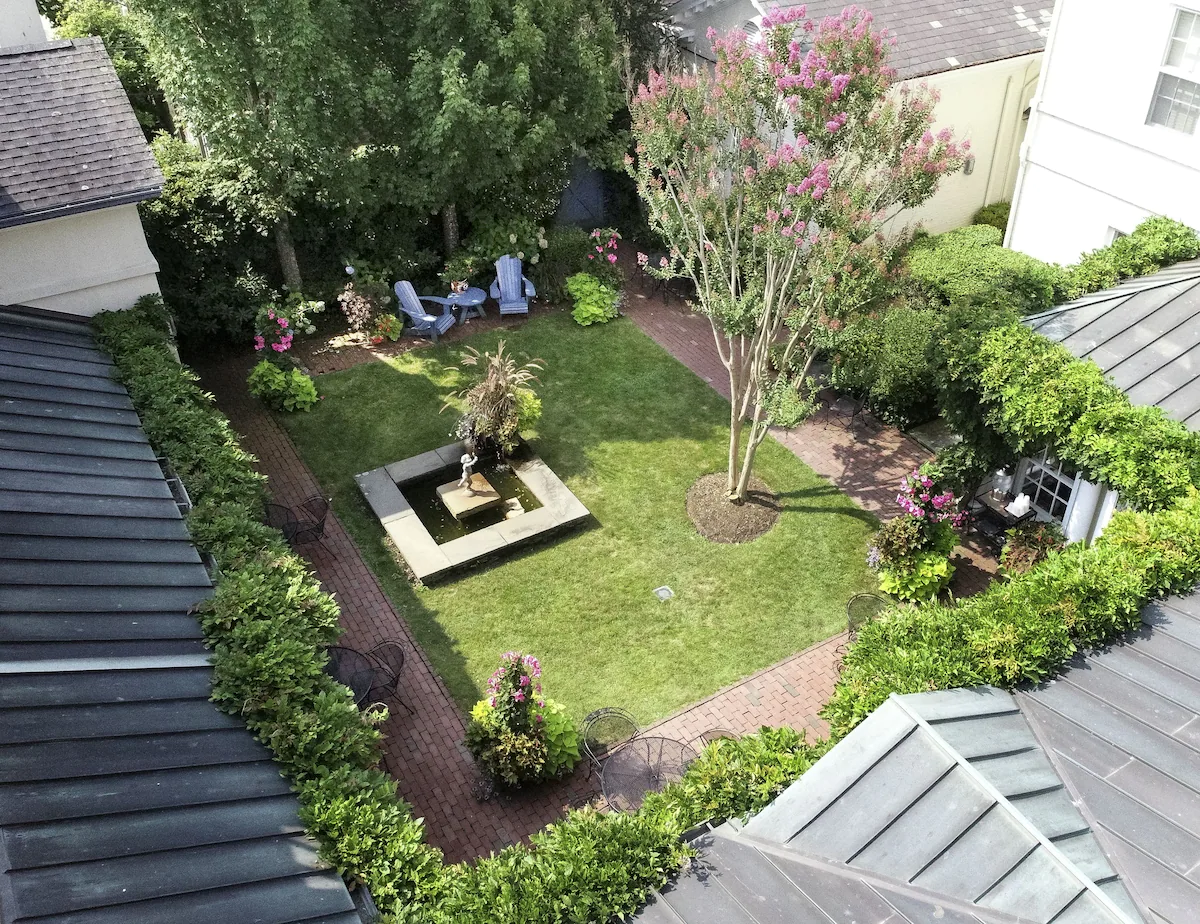 Francis Malbone House est une maison d'hôtes gay friendly à Newport dans le Michigan aux États-Unis