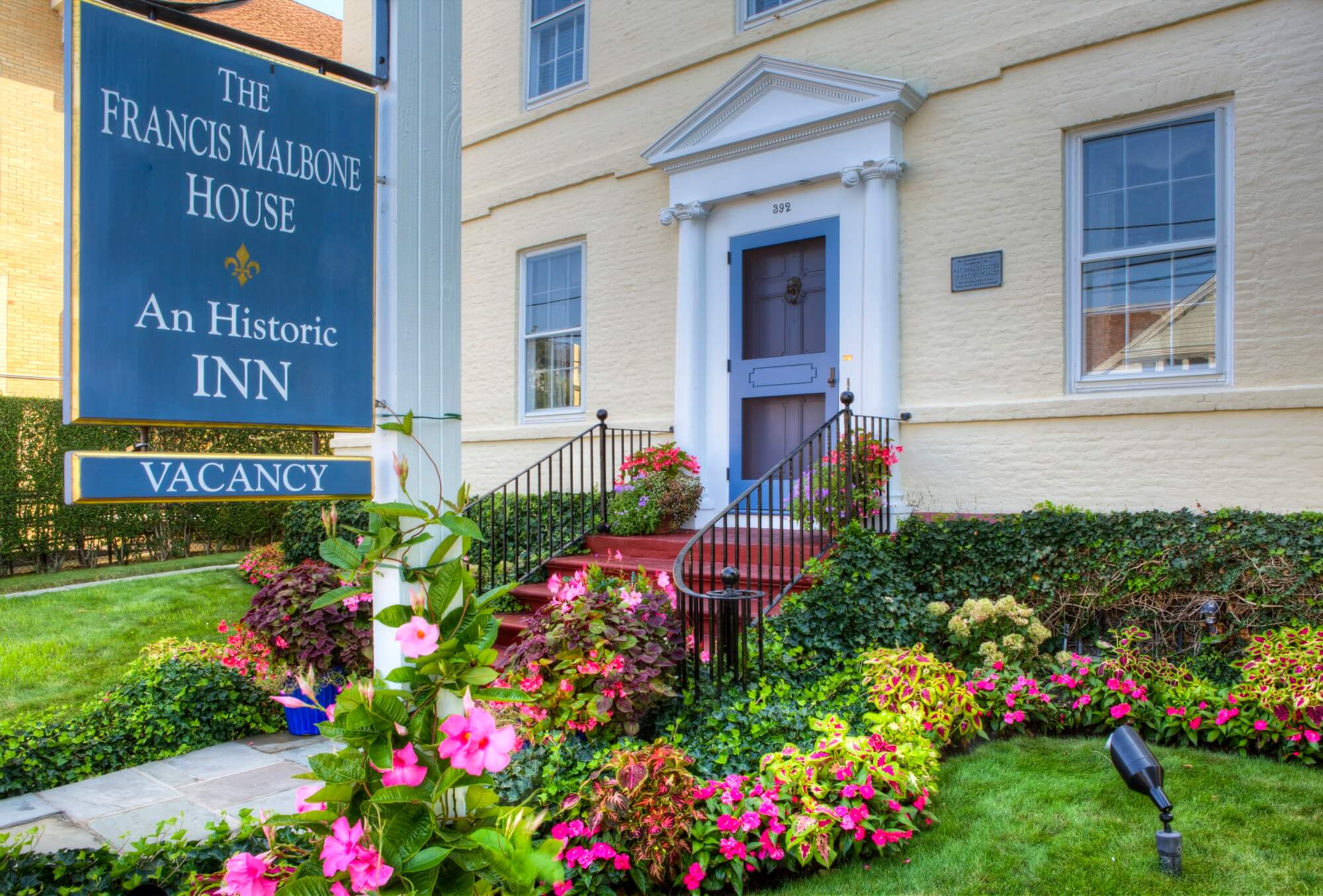 Francis Malbone House est une maison d'hôtes gay friendly à Newport dans le Michigan aux États-Unis