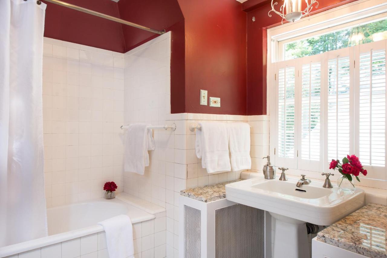 Inn on Putney Road Bed and Breakfast est une maison d'hôtes gay friendly à Brattleboro dans le Vermont aux États-Unis