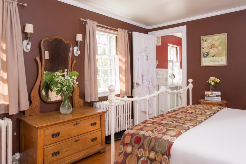 Inn on Putney Road Bed and Breakfast est une maison d'hôtes gay friendly à Brattleboro dans le Vermont aux États-Unis