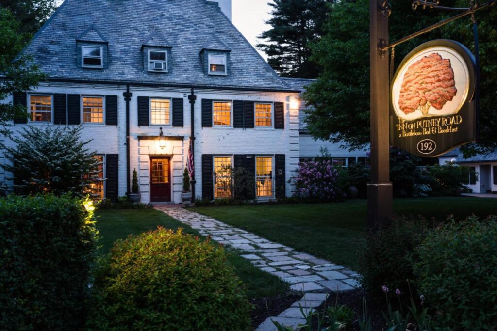 Inn on Putney Road Bed and Breakfast est une maison d'hôtes gay friendly à Brattleboro dans le Vermont aux États-Unis