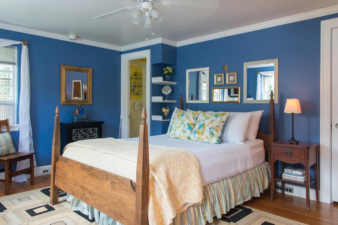 Inn on Putney Road Bed and Breakfast est une maison d'hôtes gay friendly à Brattleboro dans le Vermont aux États-Unis