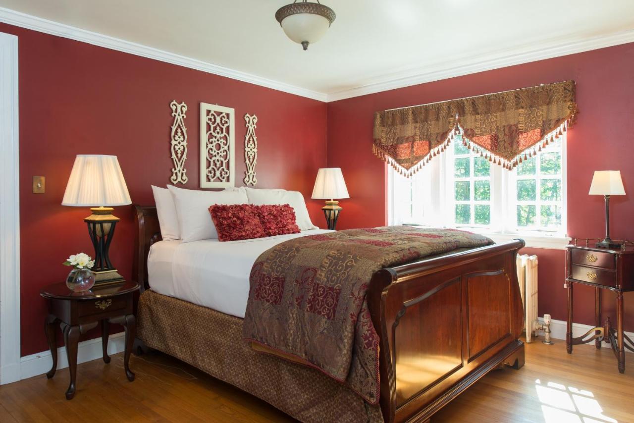 Inn on Putney Road Bed and Breakfast est une maison d'hôtes gay friendly à Brattleboro dans le Vermont aux États-Unis