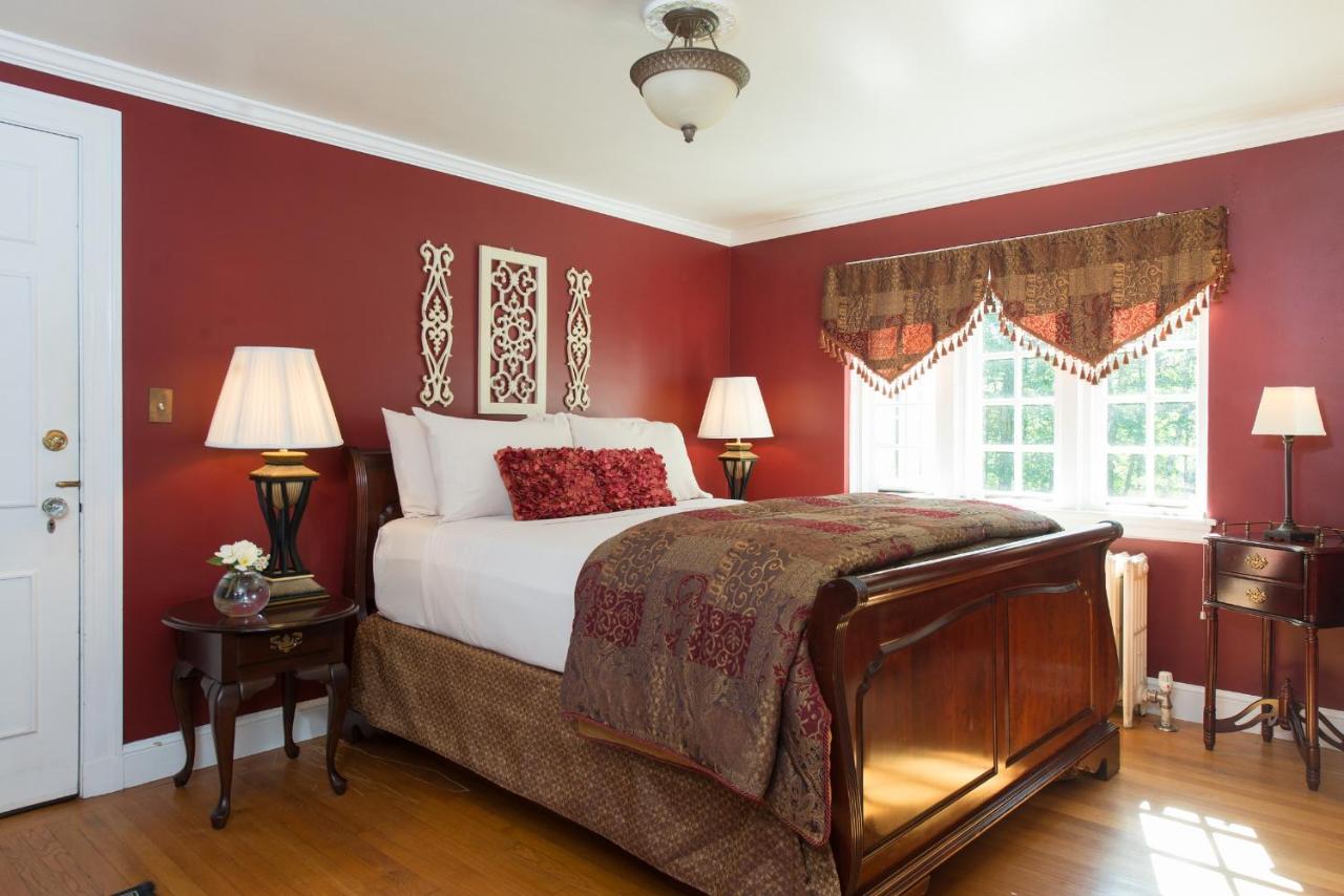 Inn on Putney Road Bed and Breakfast est une maison d'hôtes gay friendly à Brattleboro dans le Vermont aux États-Unis