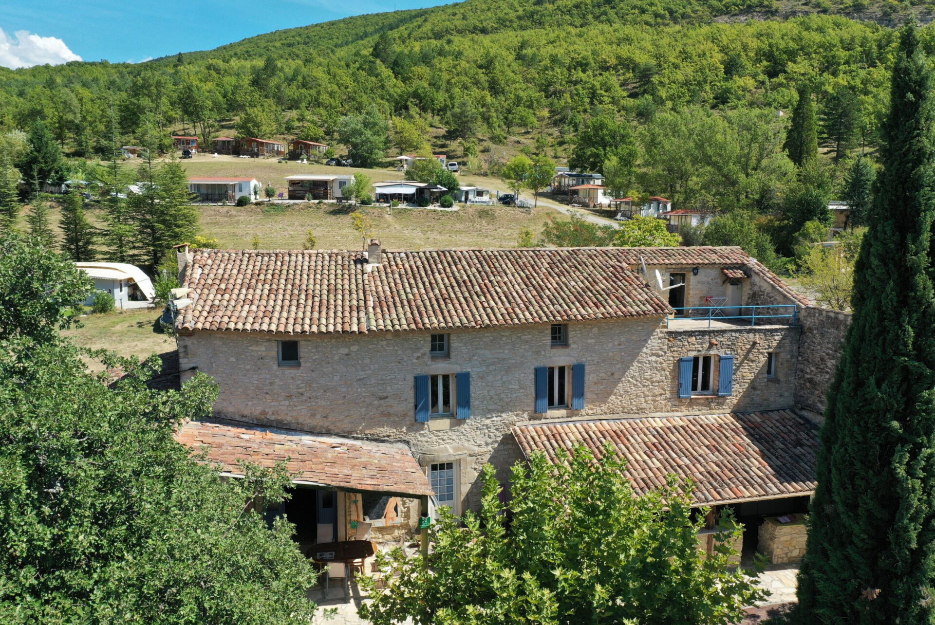 Le camping naturiste Les Lauzons situé dans le PACA pour gay séjour