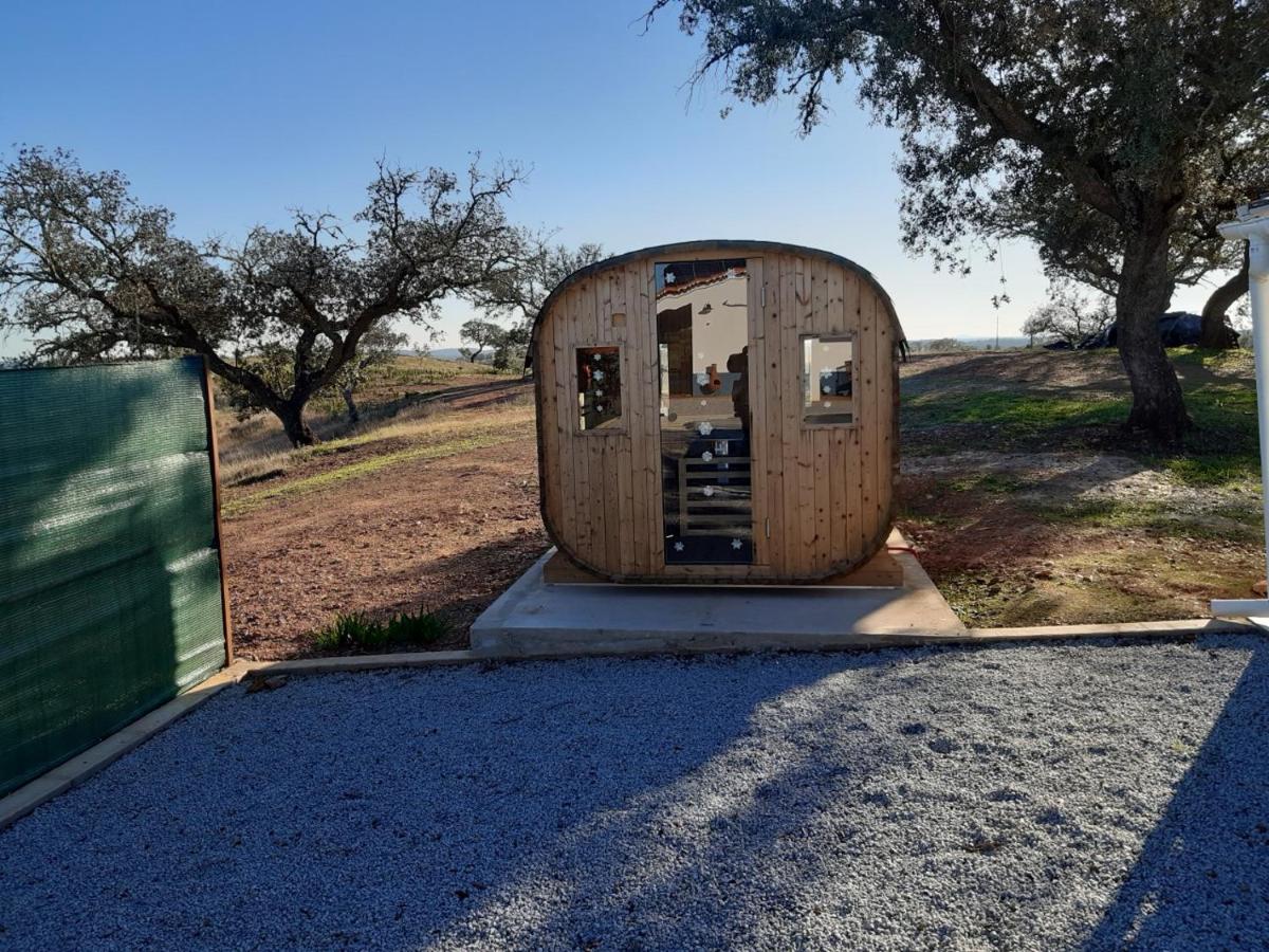 Monte Anna Naturist B&B est une maison d'hôtes naturiste et naturiste à Vila Verde de Ficalho proche de Serpa au Portugal
