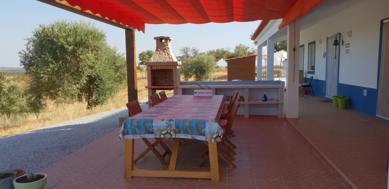 Monte Anna Naturist B&B est une maison d'hôtes naturiste et naturiste à Vila Verde de Ficalho proche de Serpa au Portugal
