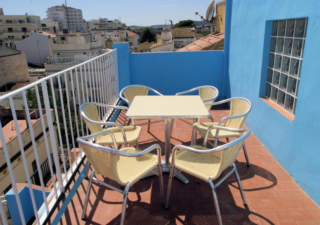 Parrots Hotel Sitges est un hôtel LGBT de Sitges proche de la plage gay.