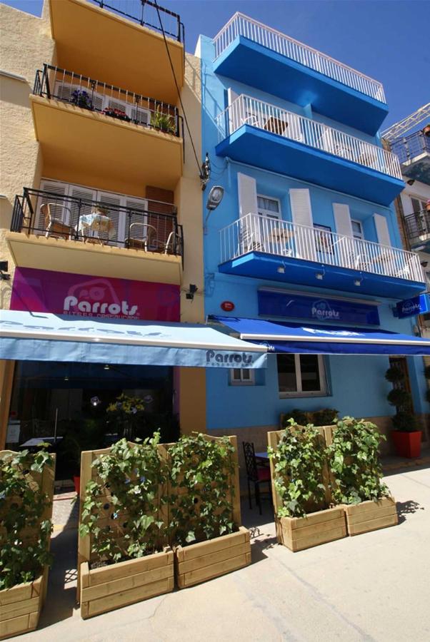 Parrots Hotel Sitges est un hôtel LGBT de Sitges proche de la plage gay.
