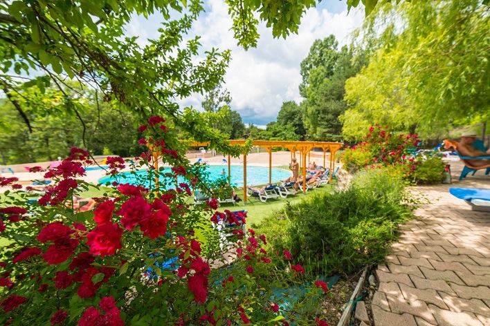 Piscine naturiste au camping des Lauzons