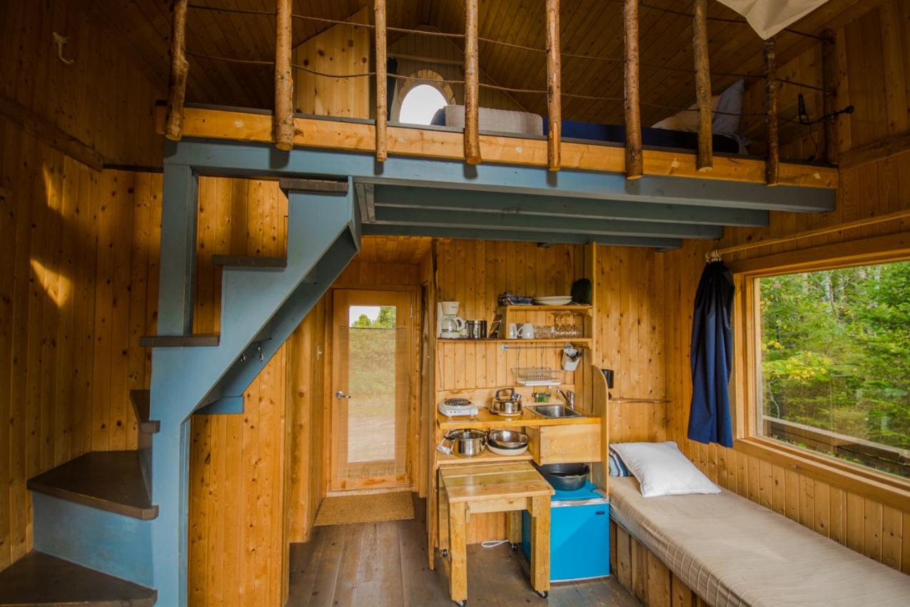 Canopée-Lit propose des chalets locatifs gay friendly à Sacré Coeur en Côte Nord au Québec