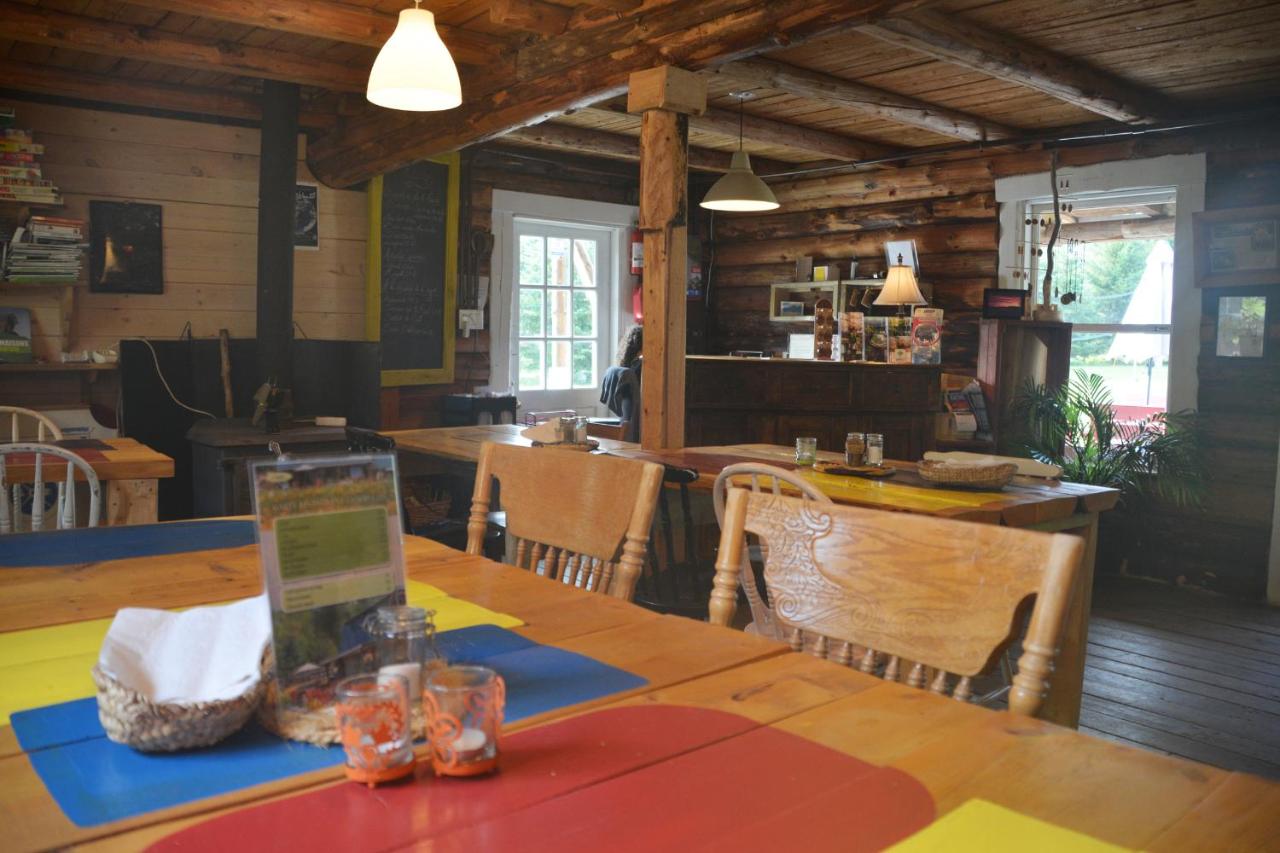 Canopée-Lit propose des chalets locatifs gay friendly à Sacré Coeur en Côte Nord au Québec