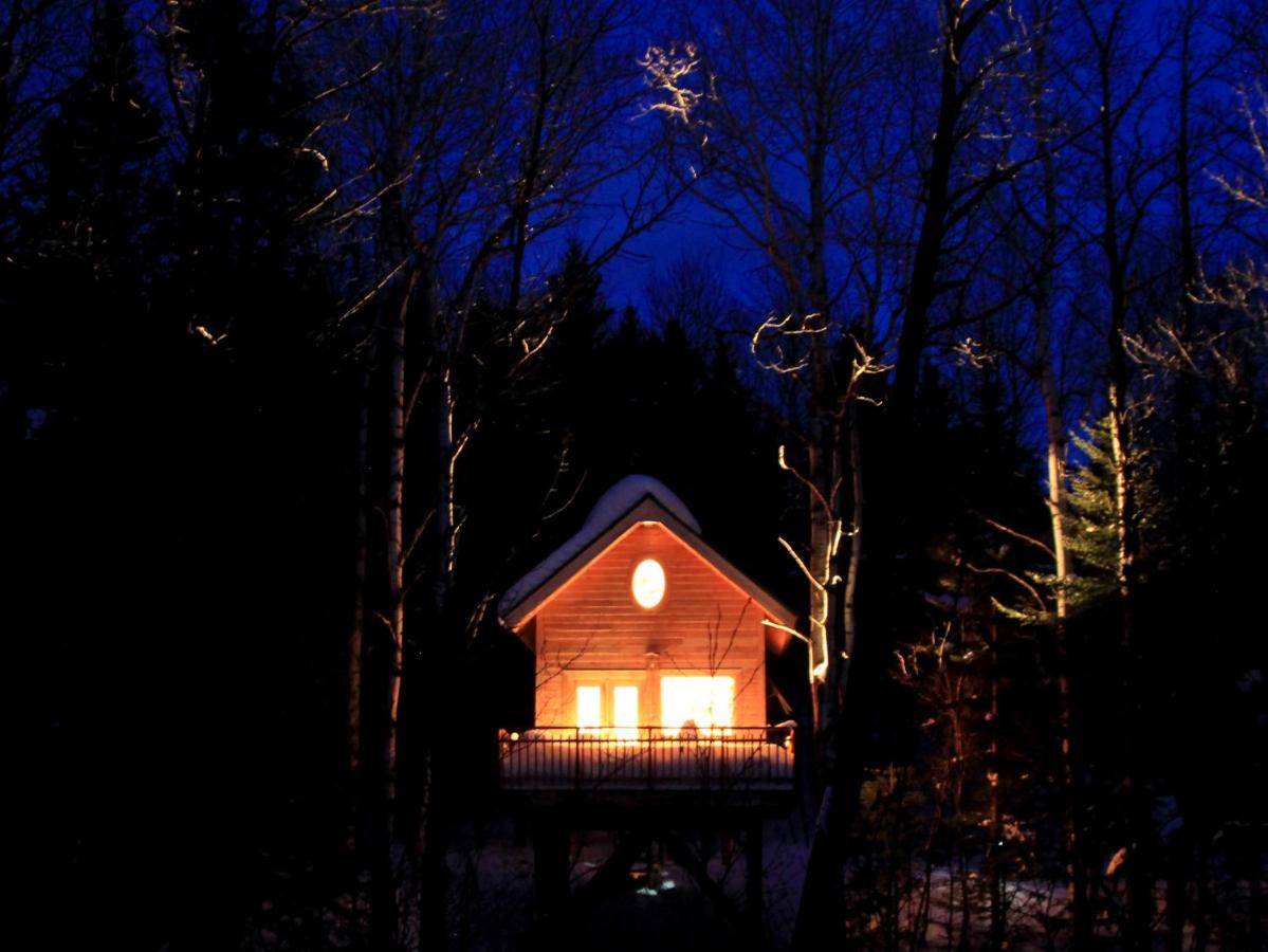 Canopée-Lit propose des chalets locatifs gay friendly à Sacré Coeur en Côte Nord au Québec
