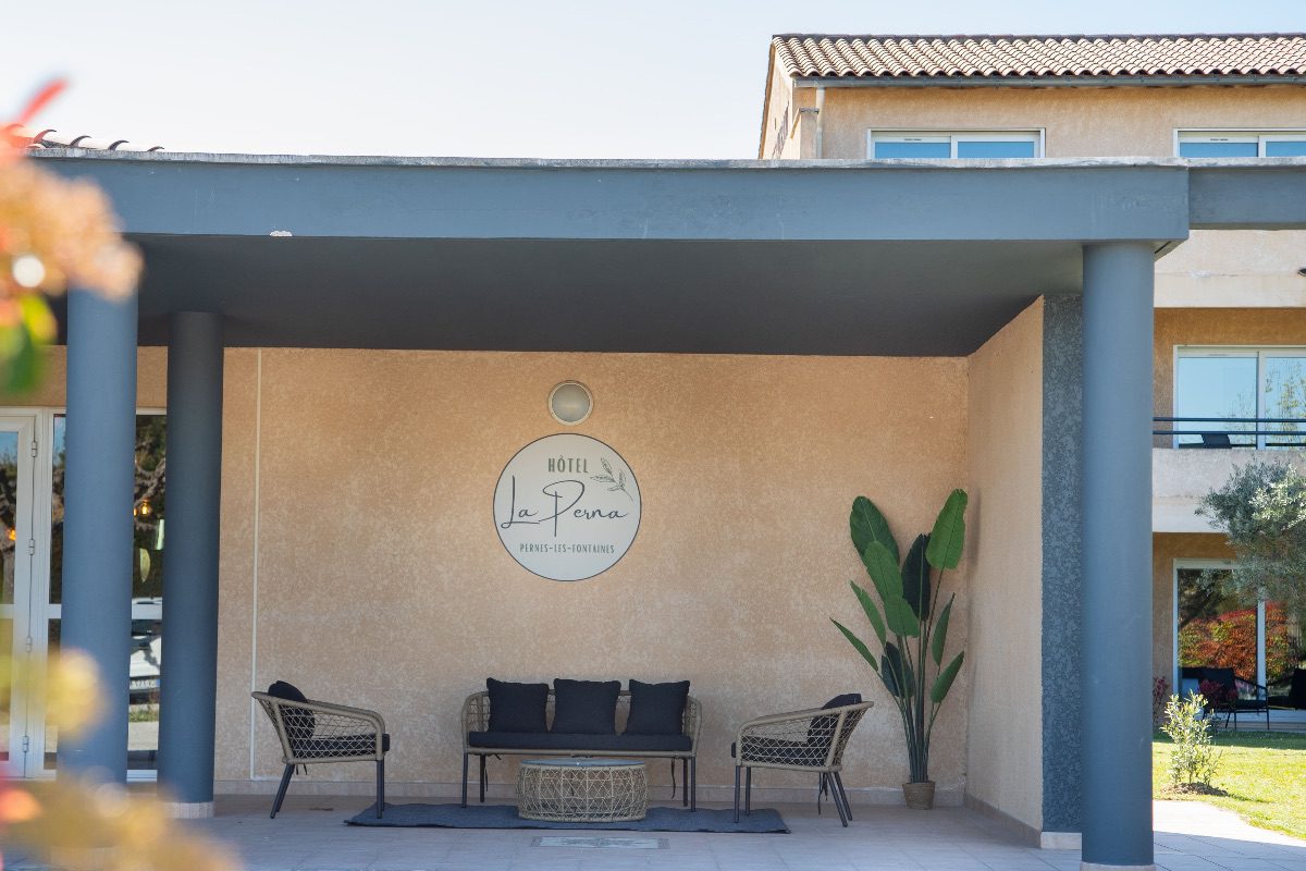 Hôtel La Perna est un hôtel gay friendly à Pernes-les-Fontaines près Avignon dans le Vaucluse