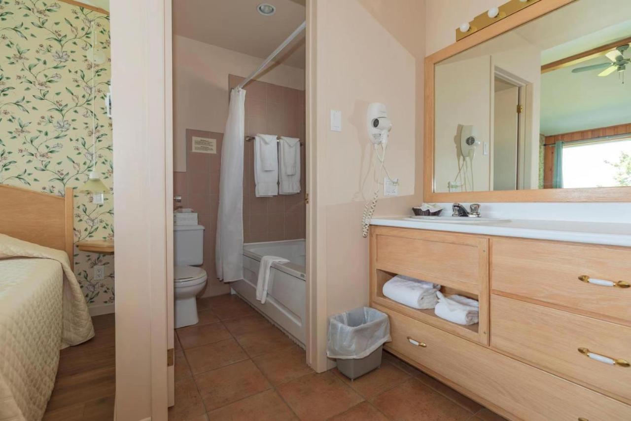 Hôtel-Motel La Roche Pleureuse est un hôtel gay friendly sur L'Isle-aux-Courdres dans Charlevoix à Québec