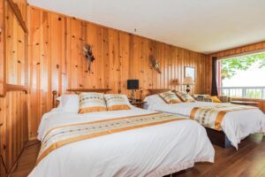 Hôtel-Motel La Roche Pleureuse est un hôtel gay friendly sur L'Isle-aux-Courdres dans Charlevoix à Québec