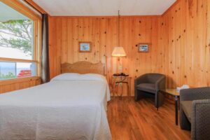 Hôtel-Motel La Roche Pleureuse est un hôtel gay friendly sur L'Isle-aux-Courdres dans Charlevoix à Québec