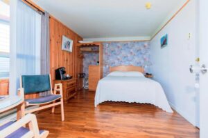 Hôtel-Motel La Roche Pleureuse est un hôtel gay friendly sur L'Isle-aux-Courdres dans Charlevoix à Québec