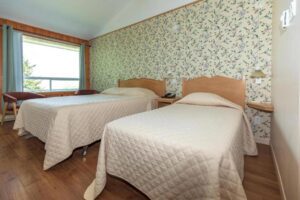 Hôtel-Motel La Roche Pleureuse est un hôtel gay friendly sur L'Isle-aux-Courdres dans Charlevoix à Québec