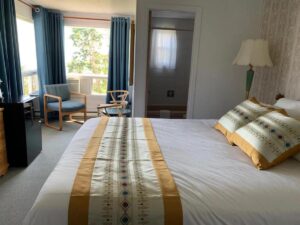 Hôtel-Motel La Roche Pleureuse est un hôtel gay friendly sur L'Isle-aux-Courdres dans Charlevoix à Québec