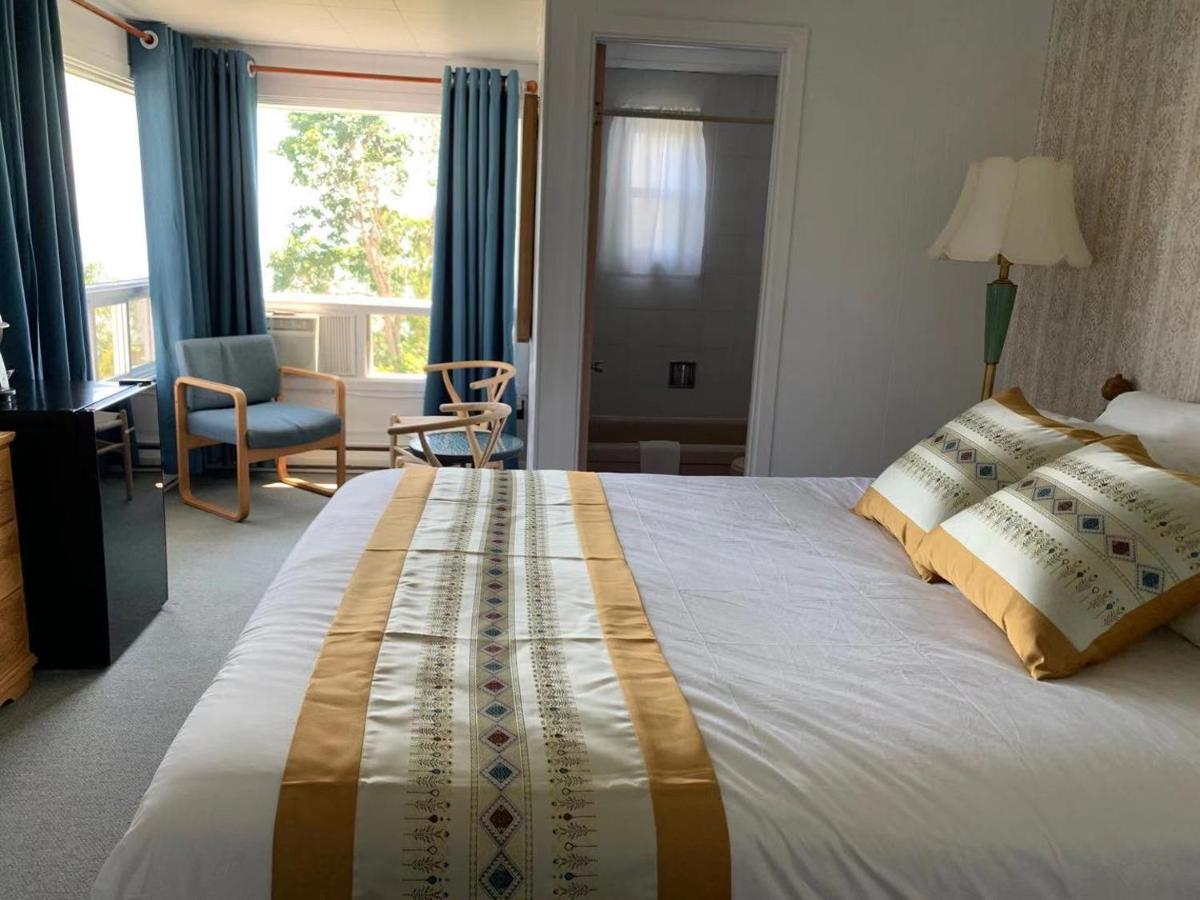 Hôtel-Motel La Roche Pleureuse est un hôtel gay friendly sur L'Isle-aux-Courdres dans Charlevoix à Québec