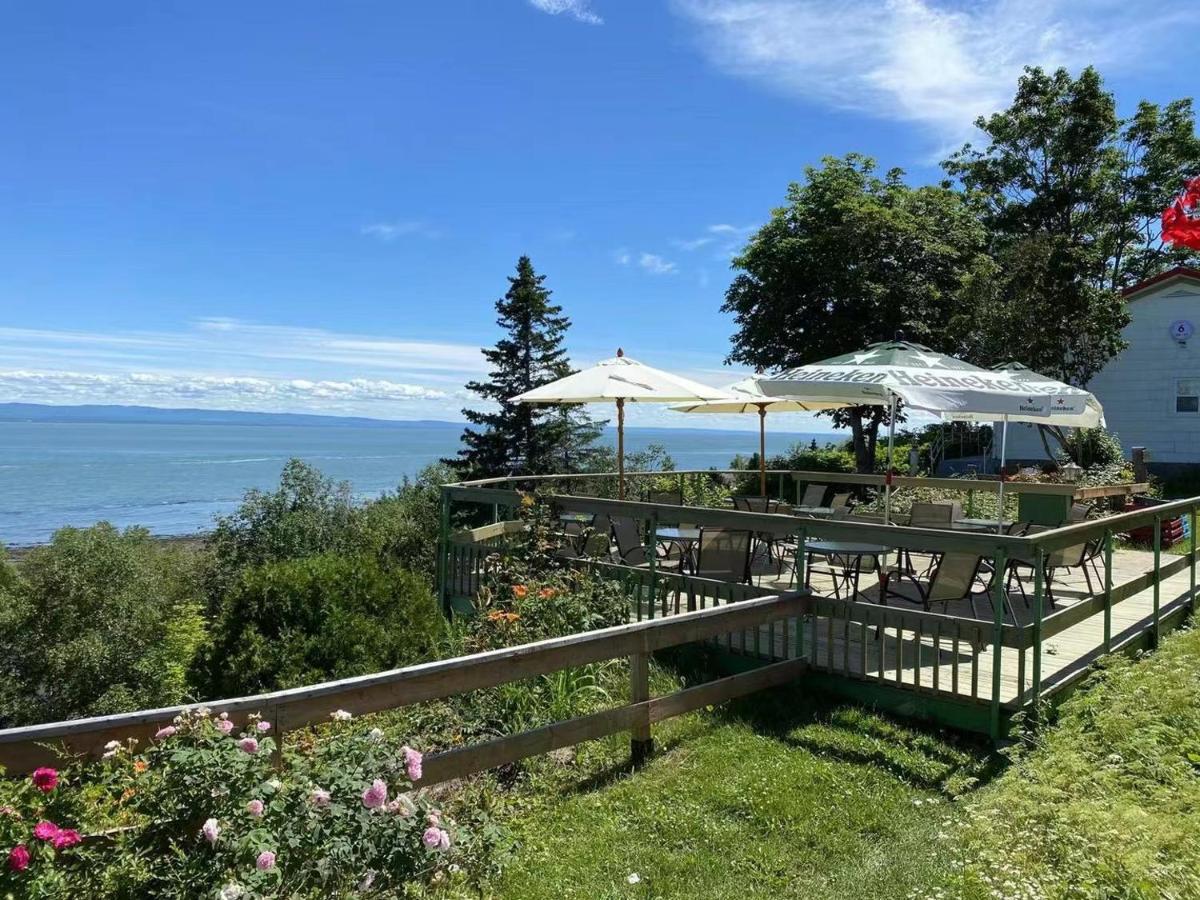 Hôtel-Motel La Roche Pleureuse est un hôtel gay friendly sur L'Isle-aux-Courdres dans Charlevoix à Québec