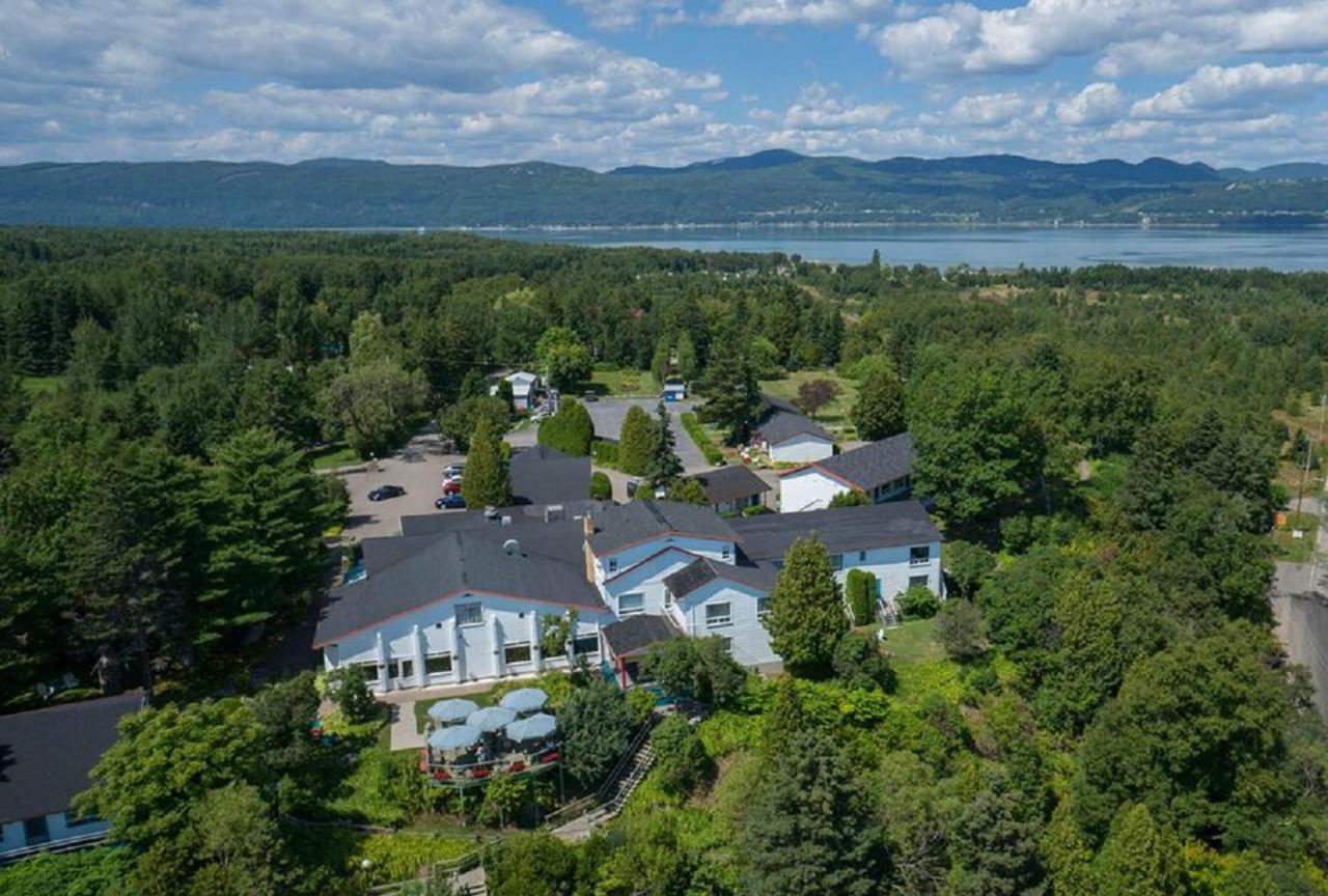 Hôtel-Motel La Roche Pleureuse est un hôtel gay friendly sur L'Isle-aux-Courdres dans Charlevoix à Québec