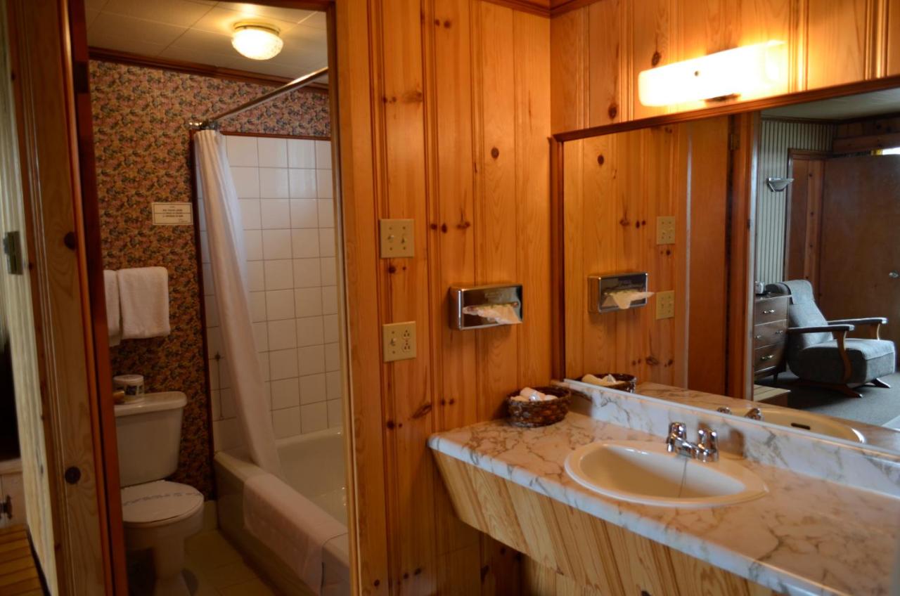 Hôtel Motel les Voitures d'Eau est un hôtel gay friendly à L'Isle-aux-Coudres dans Charlevoix au Québec