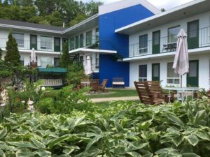 Hôtel Motel les Voitures d'Eau est un hôtel gay friendly à L'Isle-aux-Coudres dans Charlevoix au Québec