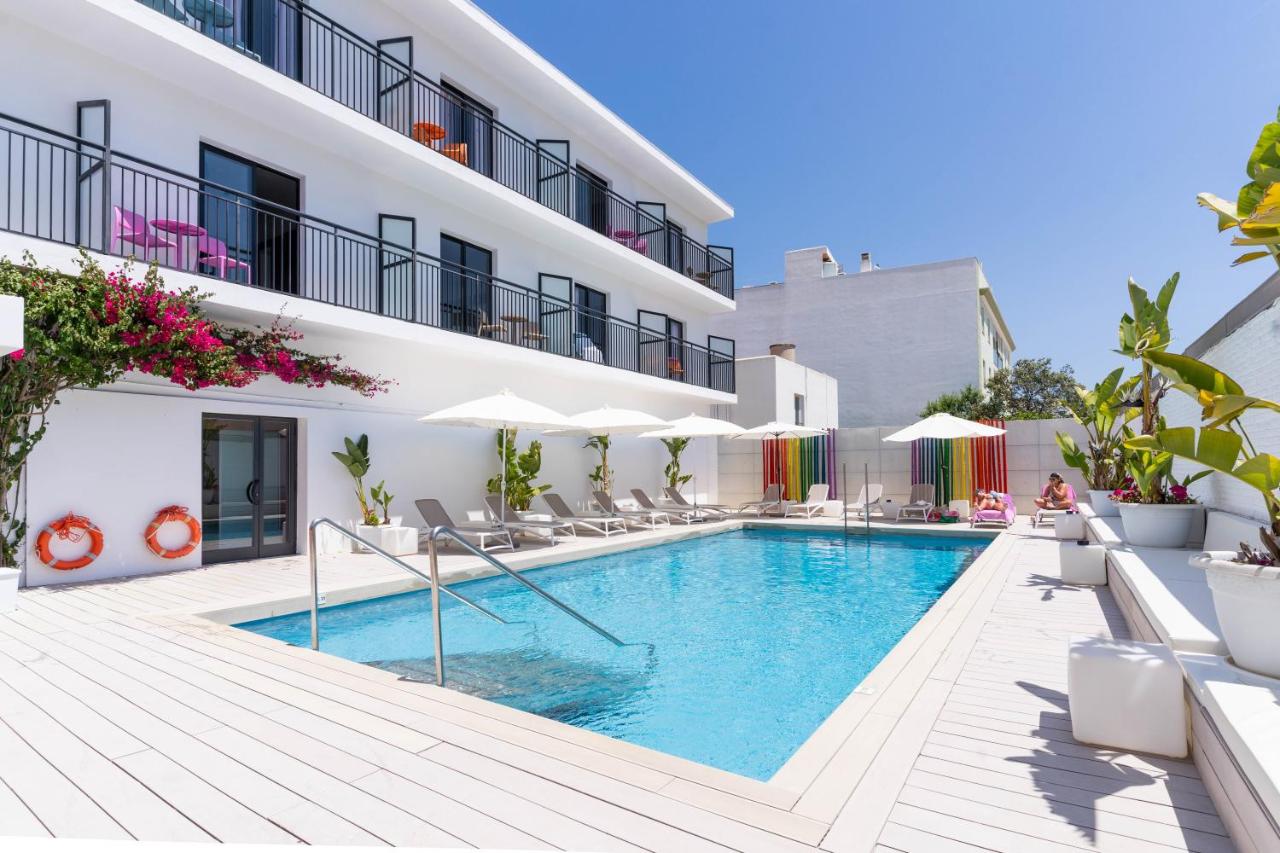 Purple Hotel est un hôtel exclusivement gay à Ibiza à Sant Antoni de Portmany en Espagne