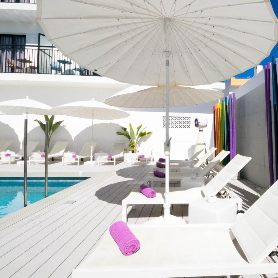 Purple Hotel est un hôtel exclusivement gay à Ibiza à Sant Antoni de Portmany en Espagne