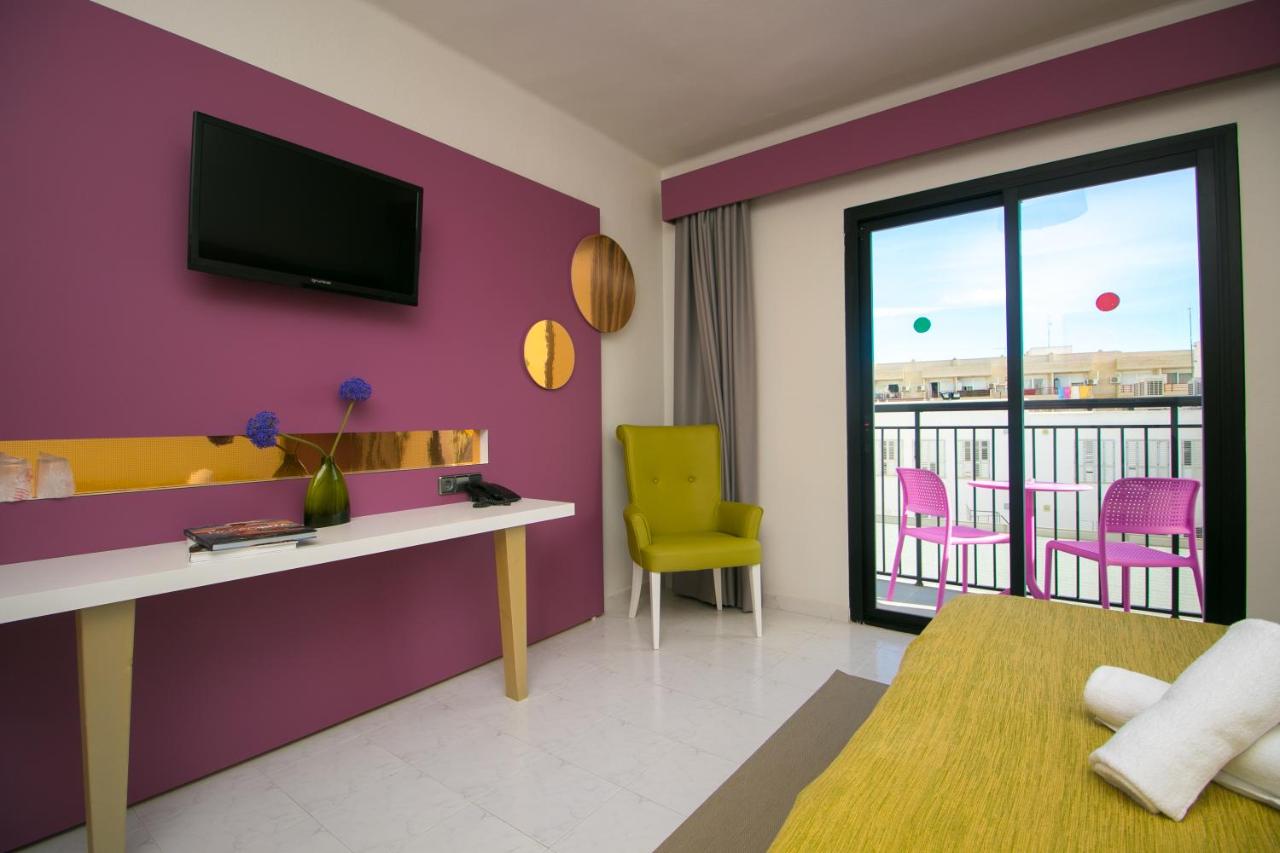 Purple Hotel est un hôtel exclusivement gay à Ibiza à Sant Antoni de Portmany en Espagne