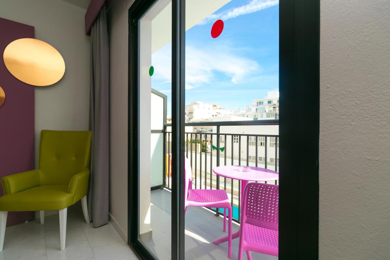 Purple Hotel est un hôtel exclusivement gay à Ibiza à Sant Antoni de Portmany en Espagne