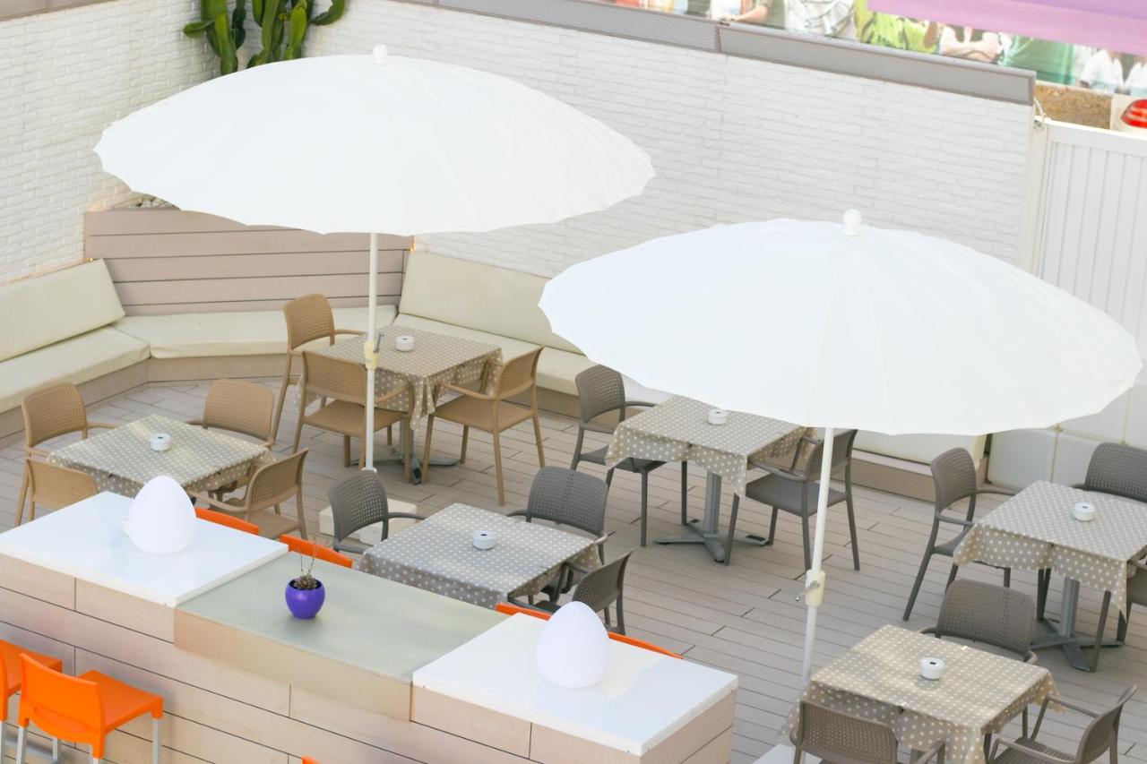 Purple Hotel est un hôtel exclusivement gay à Ibiza à Sant Antoni de Portmany en Espagne