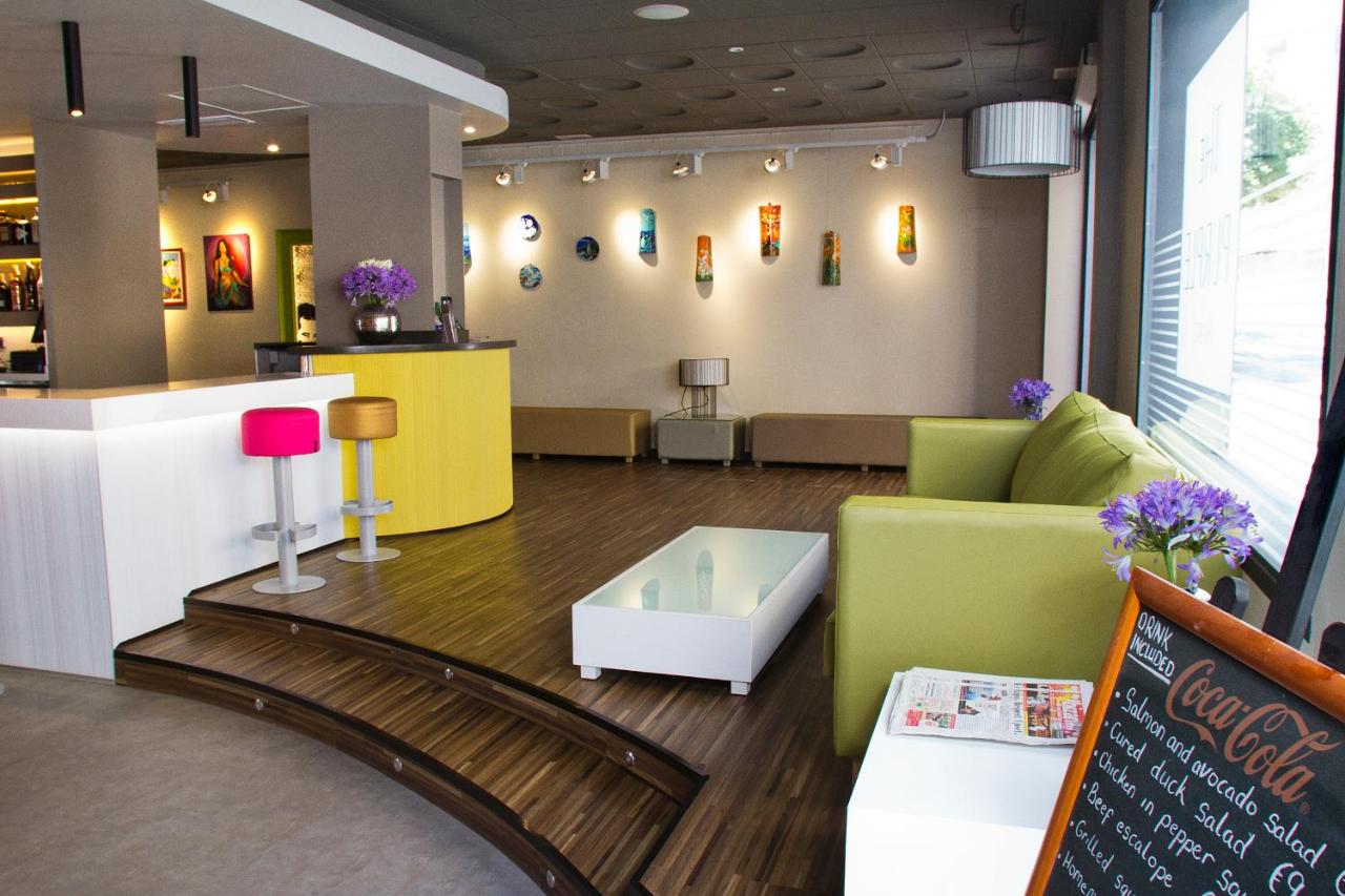 Purple Hotel est un hôtel exclusivement gay à Ibiza à Sant Antoni de Portmany en Espagne