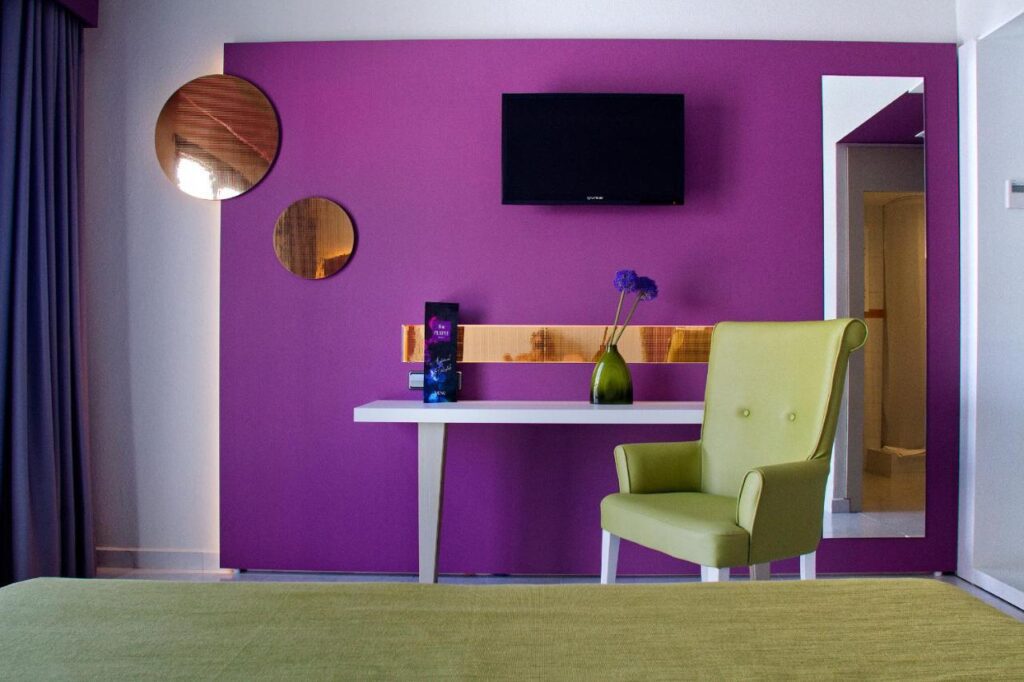 Purple Hotel est un hôtel exclusivement gay à Ibiza à Sant Antoni de Portmany en Espagne