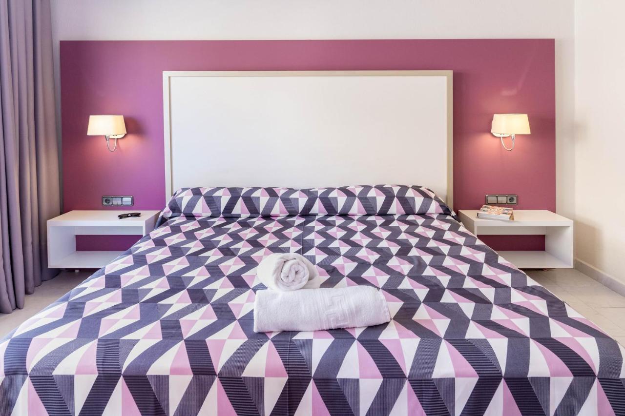 Purple Hotel est un hôtel exclusivement gay à Ibiza à Sant Antoni de Portmany en Espagne
