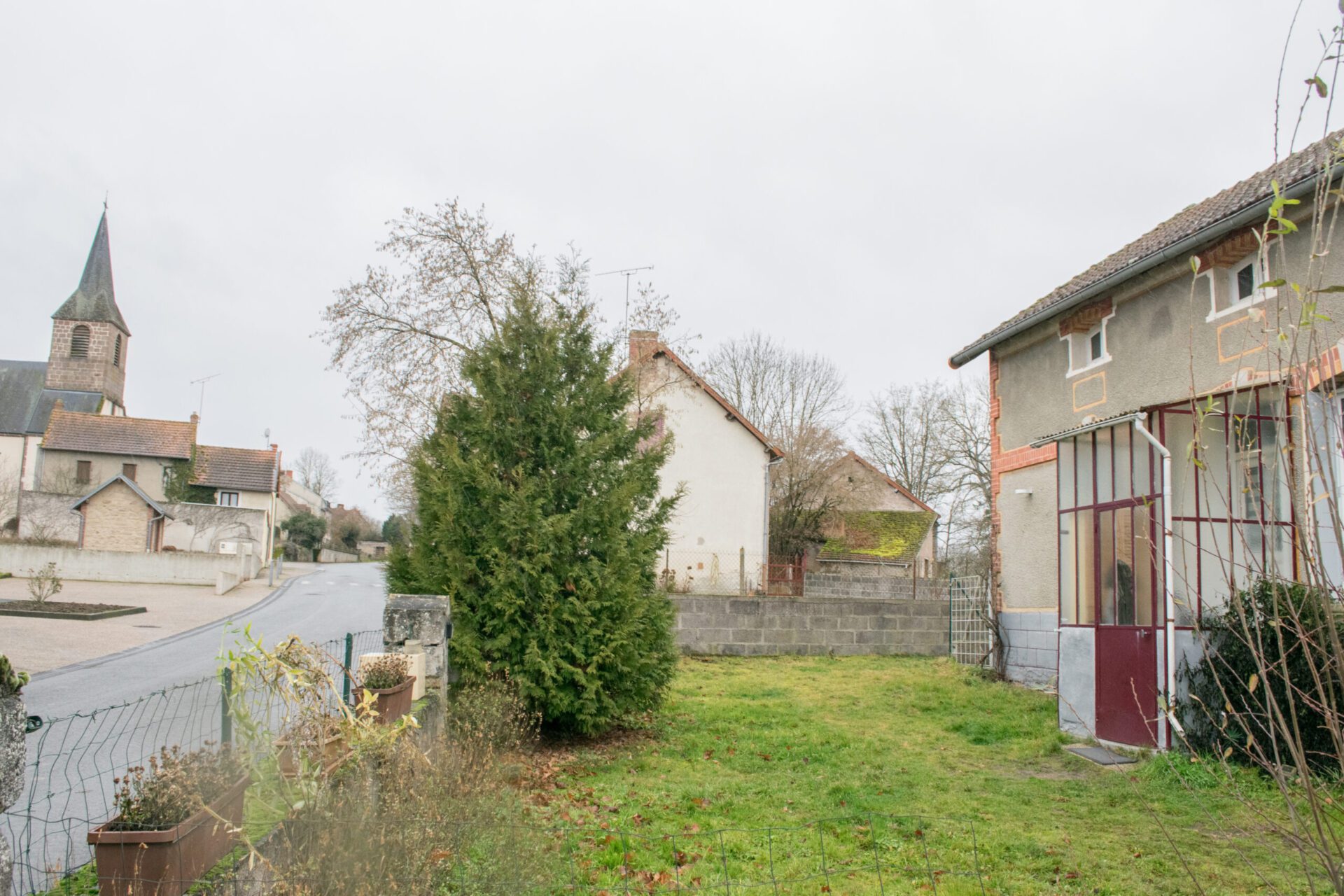 vue sur gite a droite et églis a gauche
