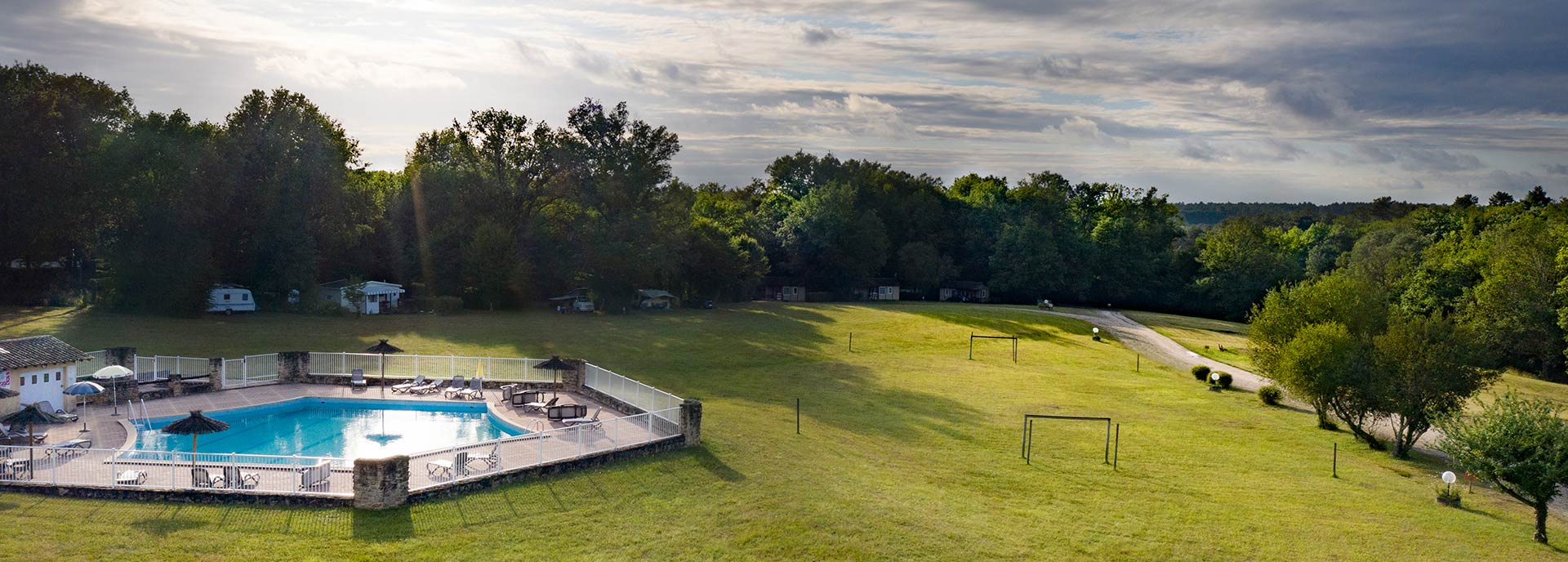 Domaine de Chaudeau est un camping naturiste en Dordogne à Saint-Géraud-de-Corps