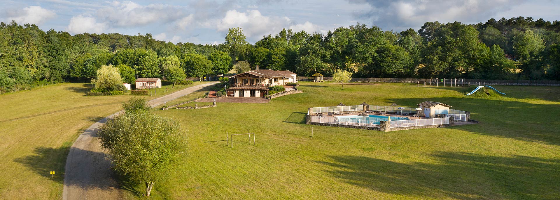 Domaine de Chaudeau est un camping naturiste en Dordogne à Saint-Géraud-de-Corps