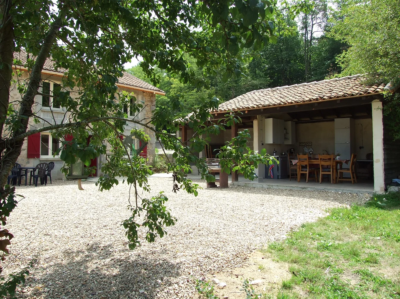 Domaine naturiste Petits-Fours est un camping naturiste gay friendly à Busserolles en Dordogne
